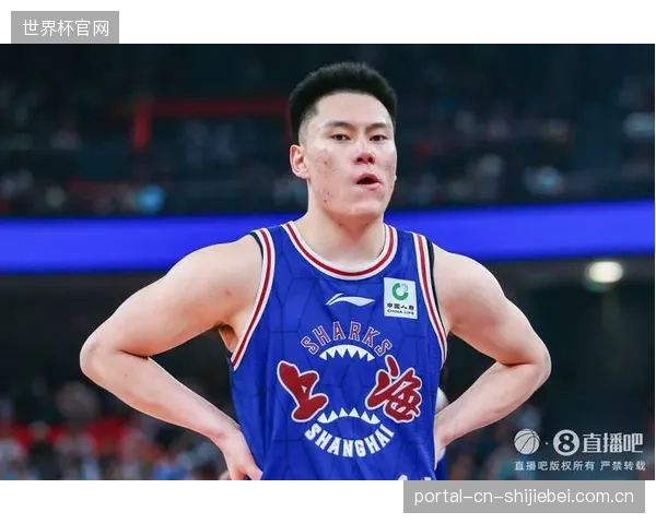 上海锋线李弘权凭借出色的冲抢篮板和转换进攻能力，成功跻身常规赛最佳阵容。